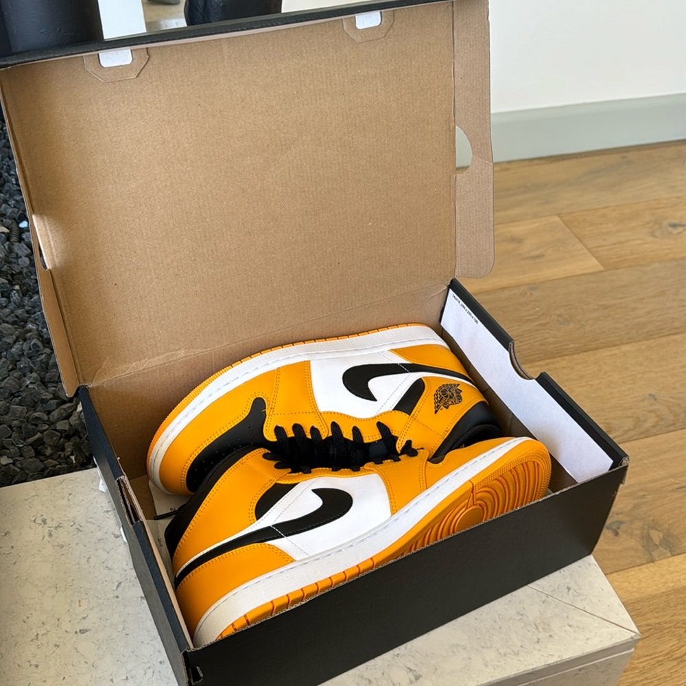 Air Jordan 1 MID